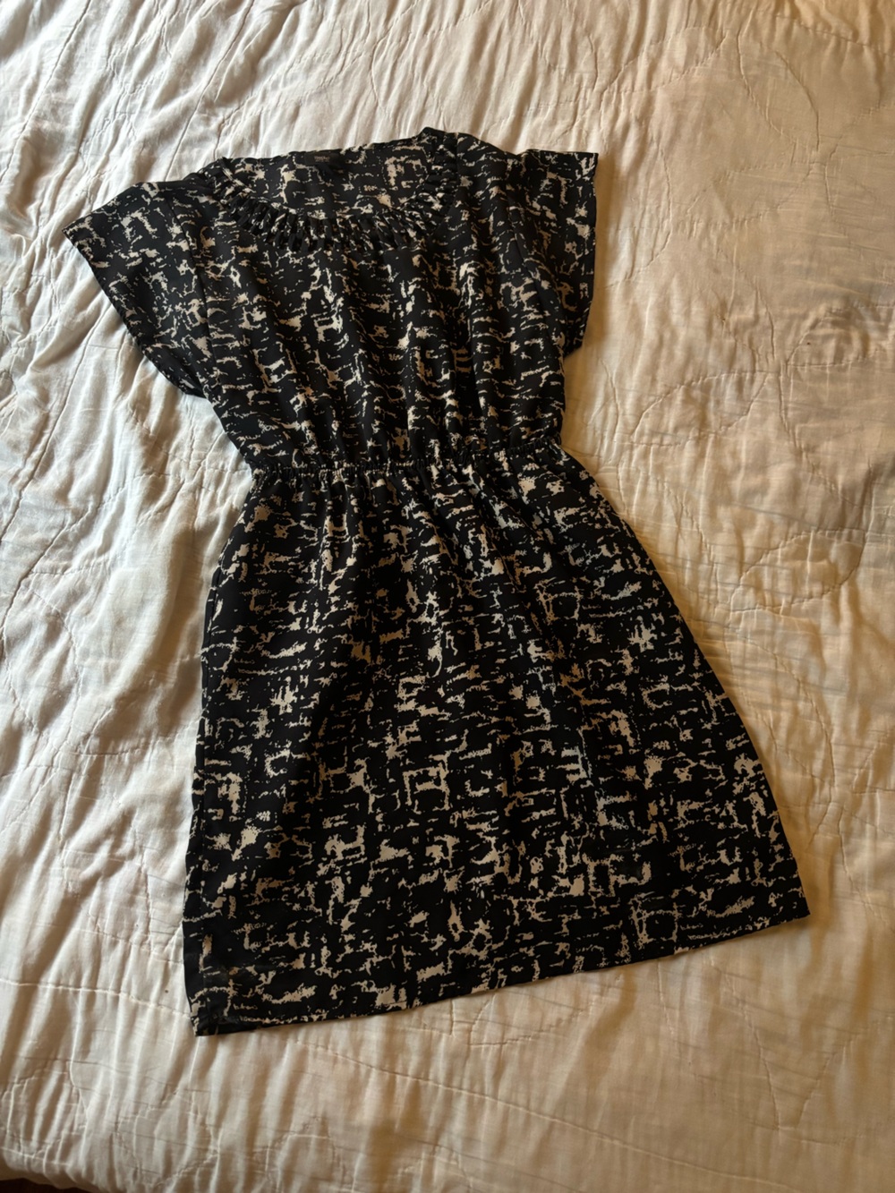 Mossimo Short Sleeve Dress Cut Out Neckline black tan pattern medium casual